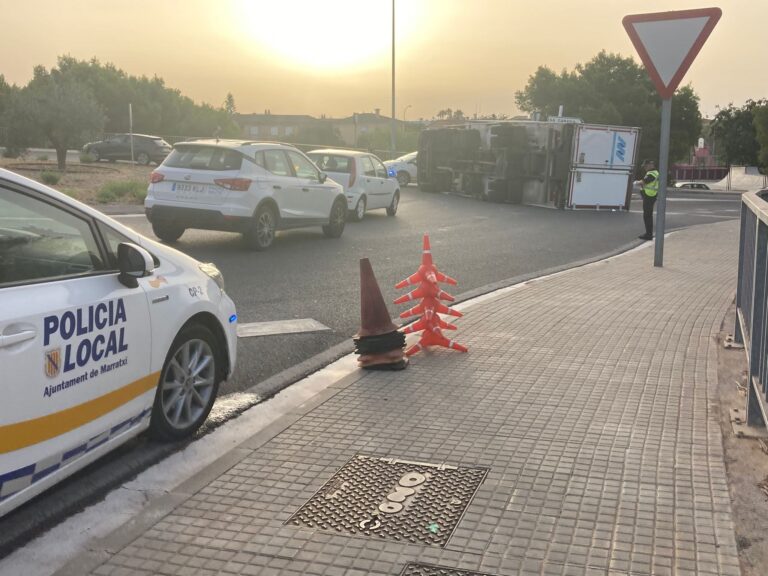 Un accident amb un camió de grans dimensions a la sortida de l’autopista del camí de Sa Cabana provoca retencions de trànsit i desviaments
