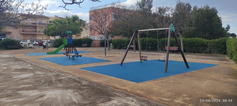 L’Ajuntament de Marratxí renova el sòl de set parcs infantils per millorar la seguretat i l’oci dels més petits