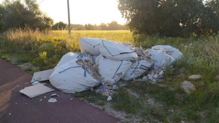 L’Ajuntament de Marratxí sancionarà dos individus per abandonar 10 tones de restes d’obra a la zona d’Es Garrovers i Camí de Son Sales