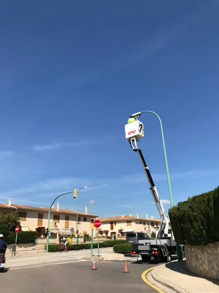 UN DIA AMB ELS ELECTRICISTES DE LA BRIGADA MUNICIPAL
