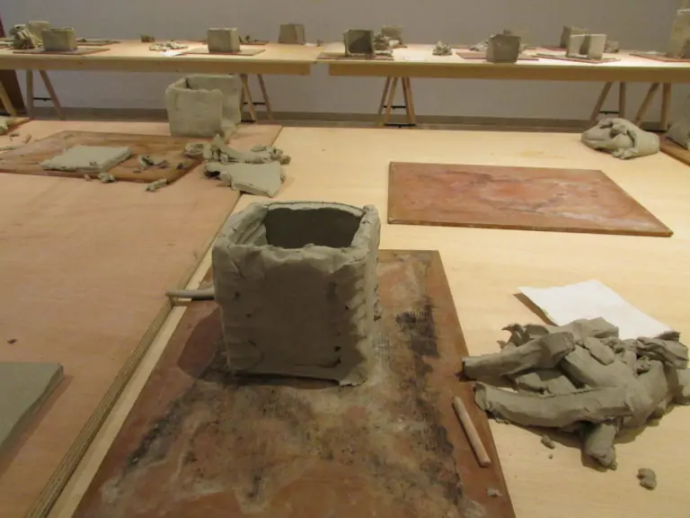 UNA MAQUETA CON EL SELLO DE LA ESCUELA DE CERÁMICA