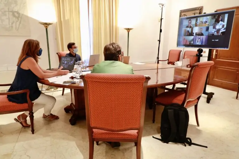 La presidenta del Govern, Francina Armengol, se reúne con los ayuntamientos de Mallorca para abordar temas relacionados con el control de la pandemia