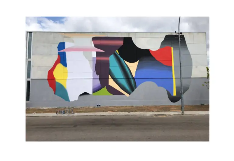 L’artista visual Grip Face finalitza el seu mural a la façana del poliesportiu del CEIP Blanquerna d’es Pont d’Inca