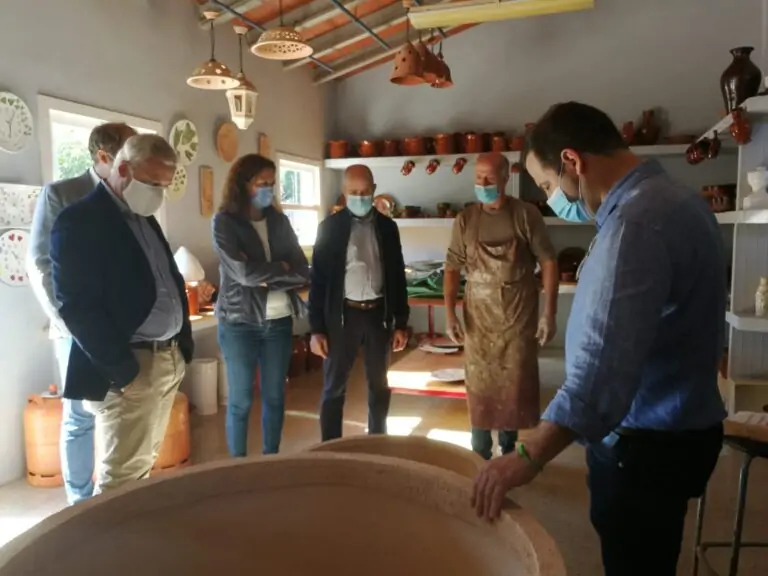 Ayuntamiento y Consell apoyan a la artesanía local en una visita a las alfarerías de Pòrtol y Sa Cabaneta