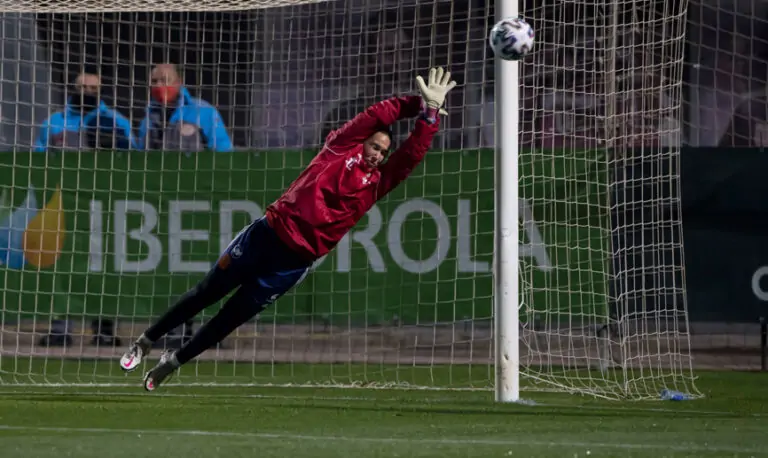 Cata Coll, la muralla de Pòrtol, sorprende por sus grandes paradas en un entrenamiento de la selección española