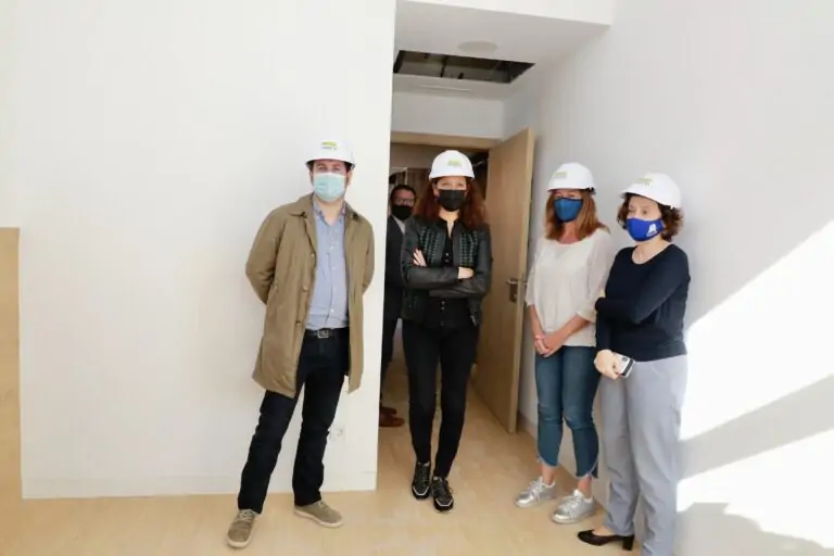 El batle de Marratxí i la presidenta del Govern visiten les obres de la nova residència de Pòrtol que obrirà a finals de 2021