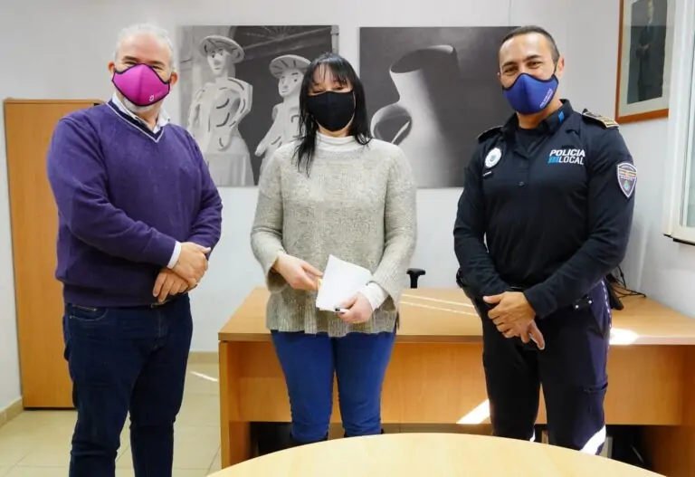 La Policía de Marratxí entrega 250 euros a una mujer que se los encontró en la calle hace tres años y nadie ha reclamado