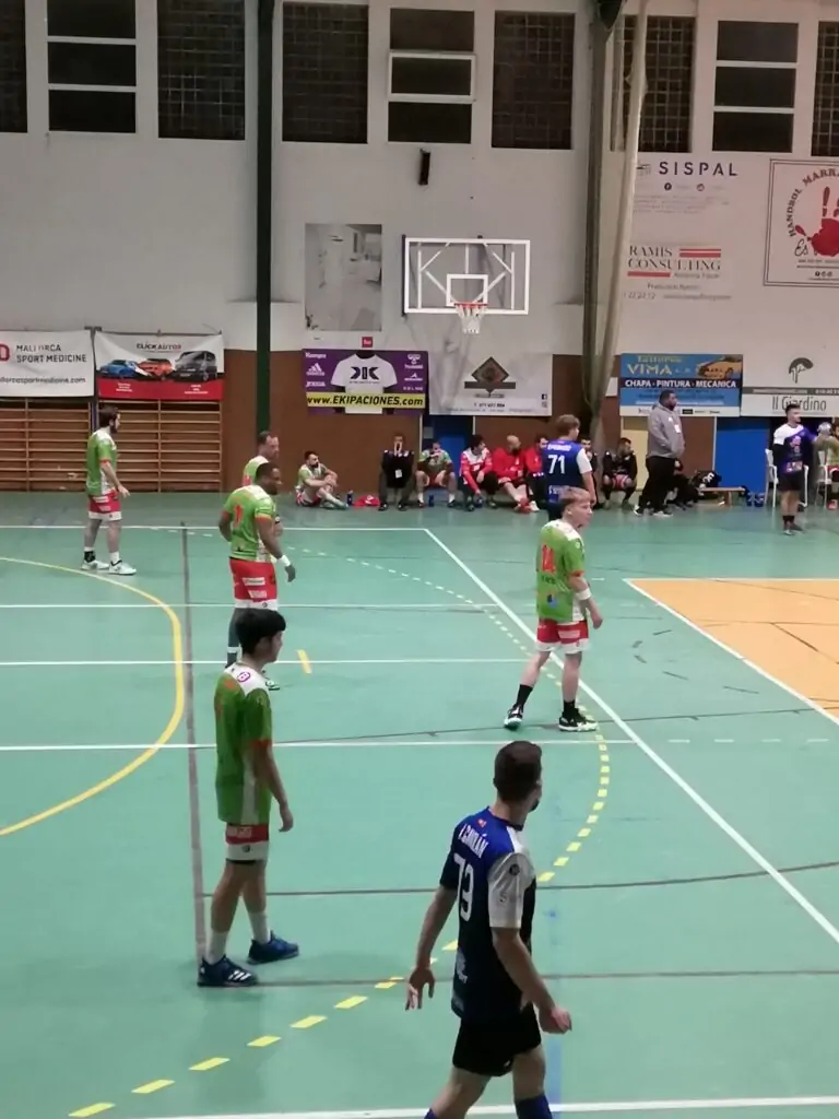 Contundente derrota del Sispal Handbol Marratxí ante el BM. Benidorm
