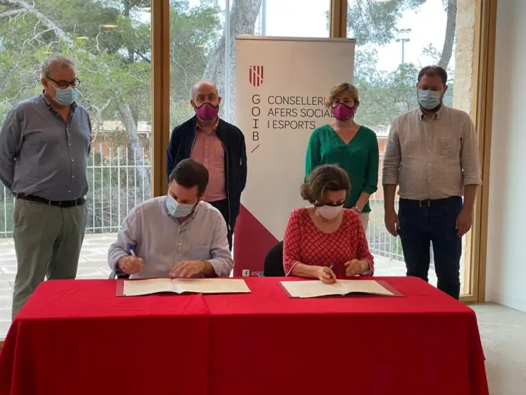 El Ayuntamiento y la conselleria d’Afers Socials acuerdan adecuar la Cueva de Son Caulelles y su entorno