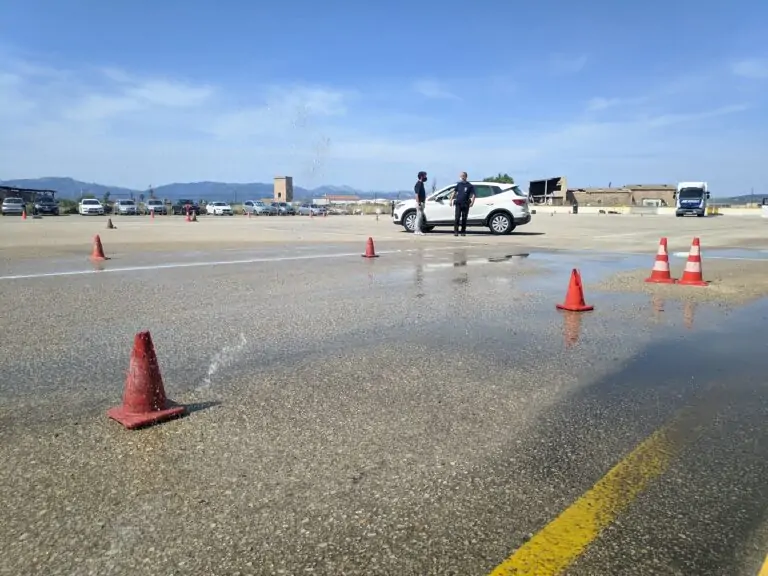 Una treintena de policías locales de Marratxí practican conducción evasiva para mejorar sus habilidades