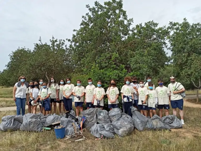 Dos grups de voluntaris varen netejar espais verds de Marratxí amb motiu del dia mundial del Medi Ambient