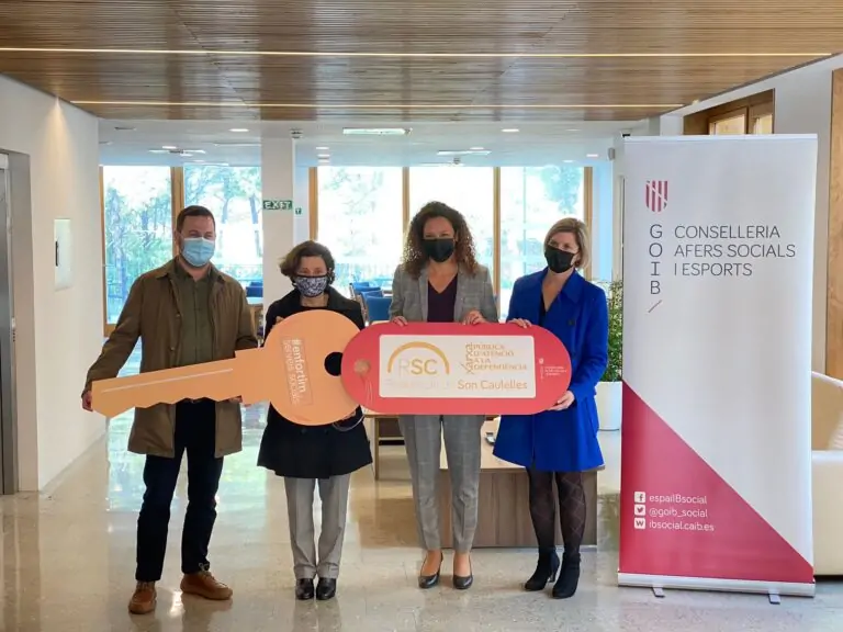 Fina Santiago entrega las llaves de la nueva residencia Son Caulelles de Pòrtol a la presidenta del Consell de Mallorca Catalina Cladera