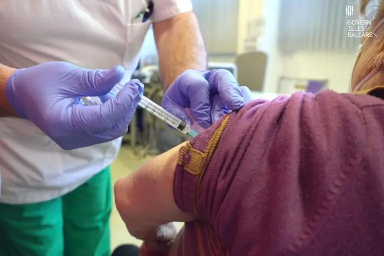 Abren las citas para la dosis de refuerzo contra la COVID-19 para las personas de 50 a 59 años vacunadas con AstraZeneca