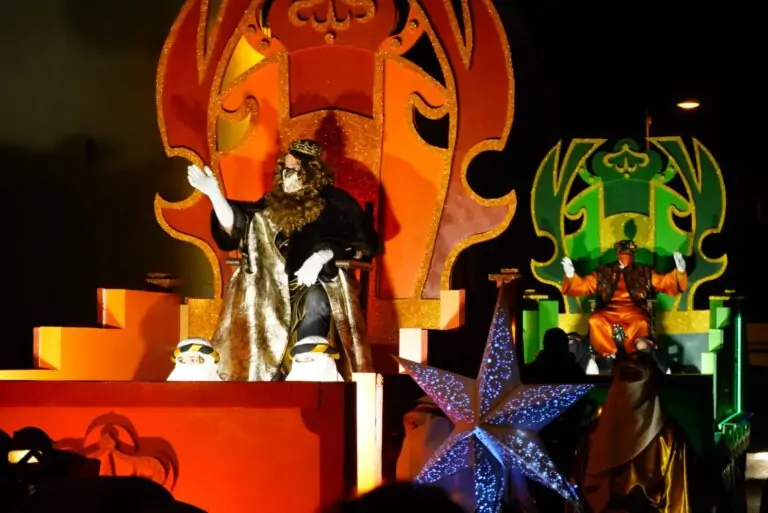 Los Reyes Magos recorren Marratxí repletos de regalos e ilusión para los más pequeños
