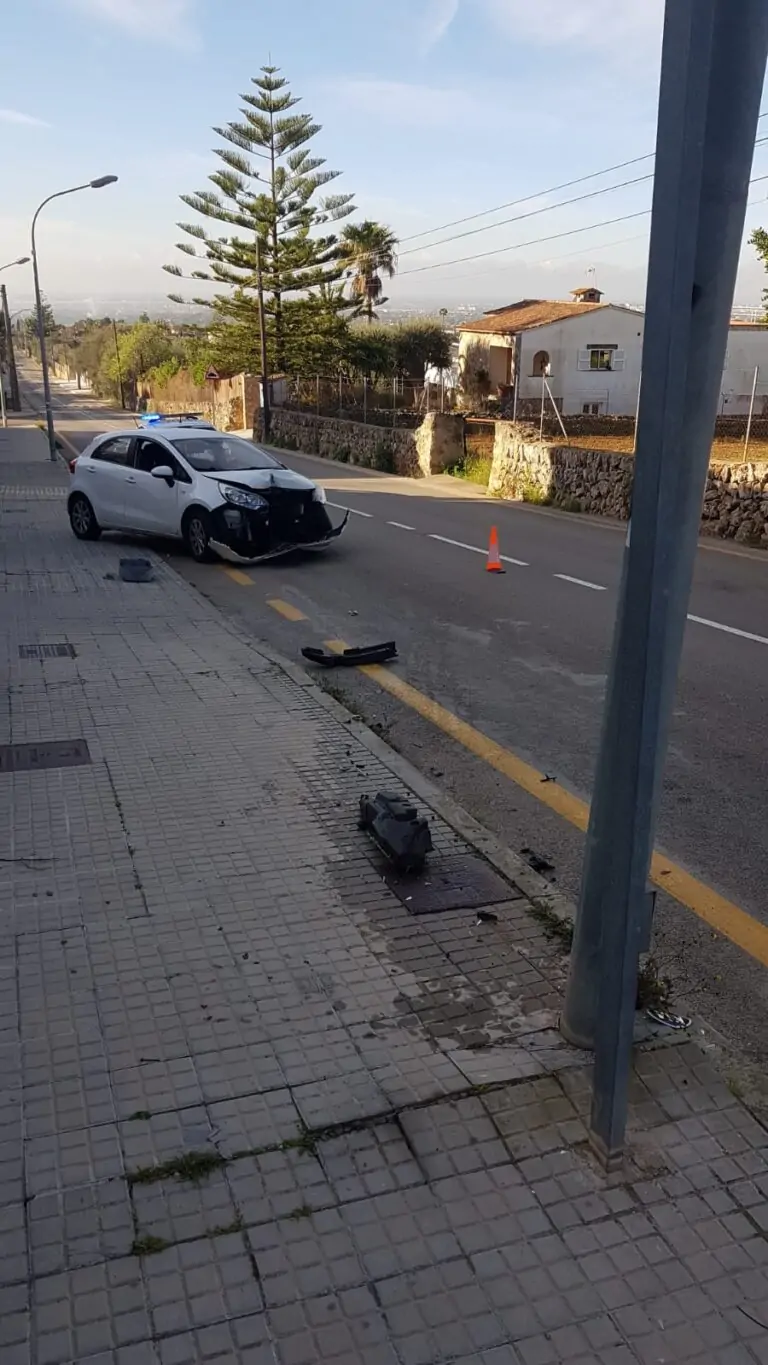 La Policía Local detiene a un conductor por dar positivo después de chocar contra una farola y huir del lugar del siniestro