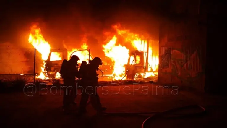 Un incendio calcina tres camiones en una nave industrial del polígono de Marratxí