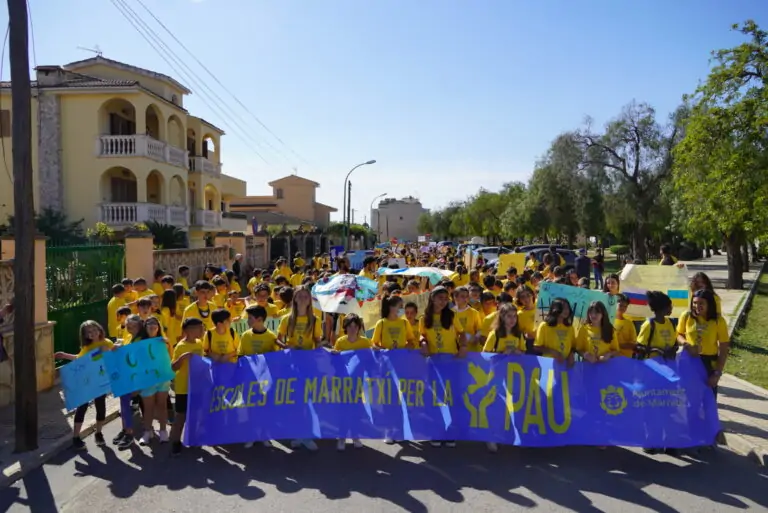 Mil alumnos de primaria de Marratxí se manifiestan en contra de la invasión rusa de Ucrania