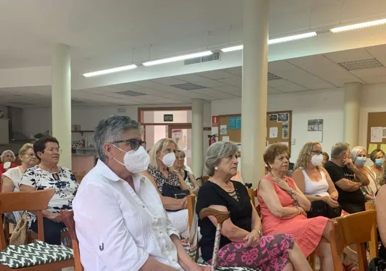 Más de cuarenta personas asisten a una charla sobre la osteoporosis en la asociación de Gent Gran ‘Es Turó’