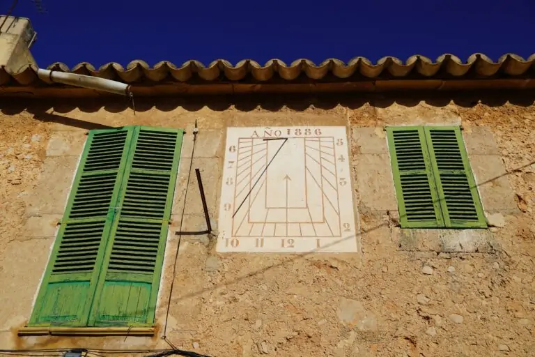 Reloj de sol de la antigua vicaría (1886): origen de los relojes de sol