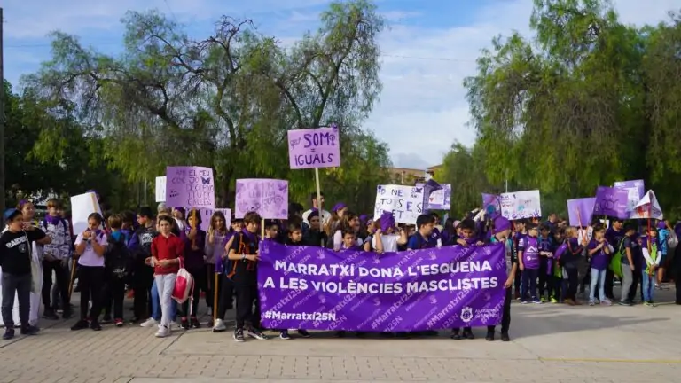 Cerca de 700 alumnos y docentes de Marratxí se manifiestan contra las violencias machistas