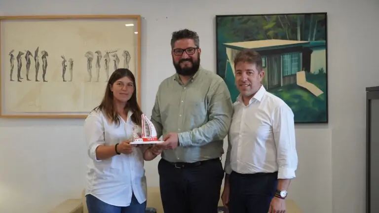 La regatista Aina Bauzà és reconeguda a Marratxí pel seu rècord transatlàntic