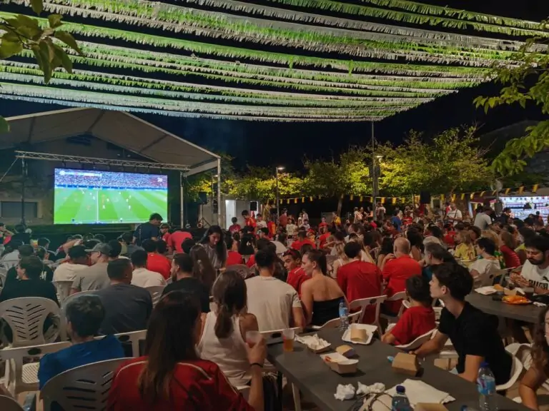 Una pantalla gegant per veure Cata Coll disputar la medalla de bronze dels Jocs Olímpics