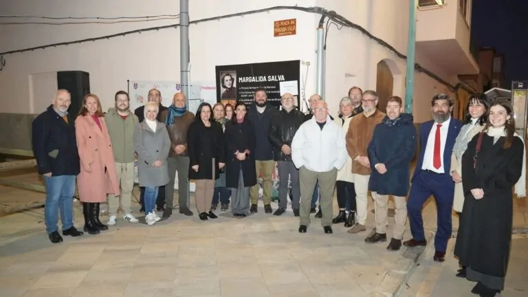 El Ajuntament oficializa el nombre de la Plaça Margalida Salvà Tomàs con la colocación de una placa en su honor