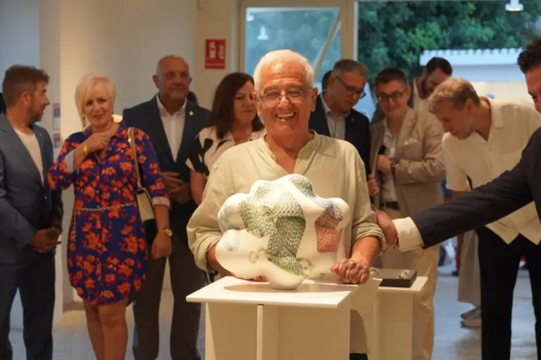 El ceramista serbio Velimir Vukicevic recibe el premio de la IX Bienal Internacional de Cerámica de Marratxí (BICMA) 