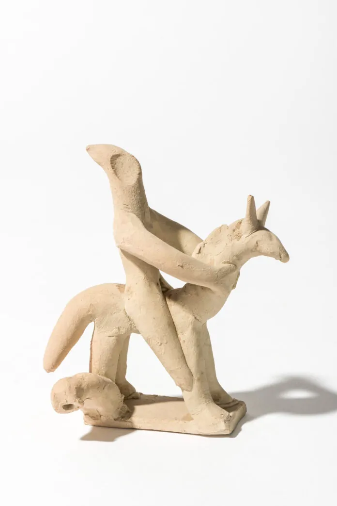 Copia de TB-0077. Figura de fang asseguda amb barret Siurell, sense data, segle XX Fang cuit sense policromar. Arxiu de la Fundació Miró Mallorca, FPJM-TB-0077. © Fundació Miró Mallorca.