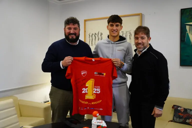 L’Ajuntament de Marratxí rep el pilot Marco Tapia després de culminar una temporada històrica