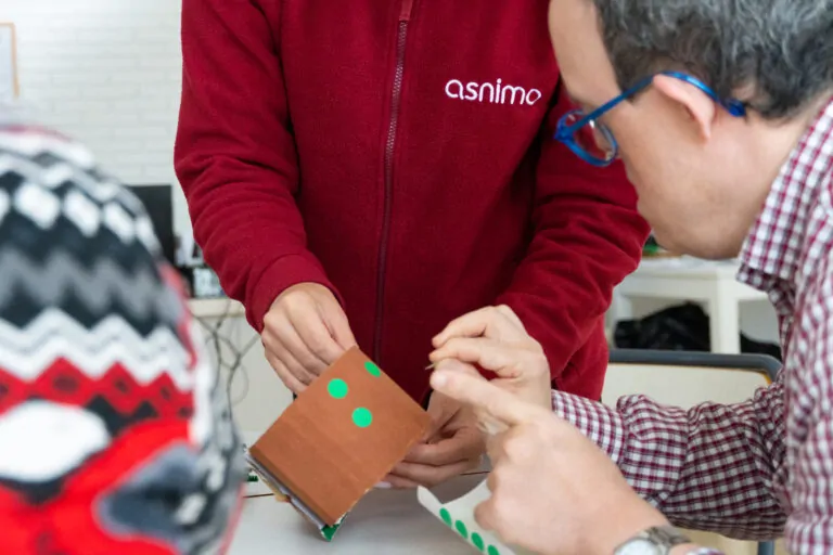 ASNIMO, 50 anys acompanyant vides